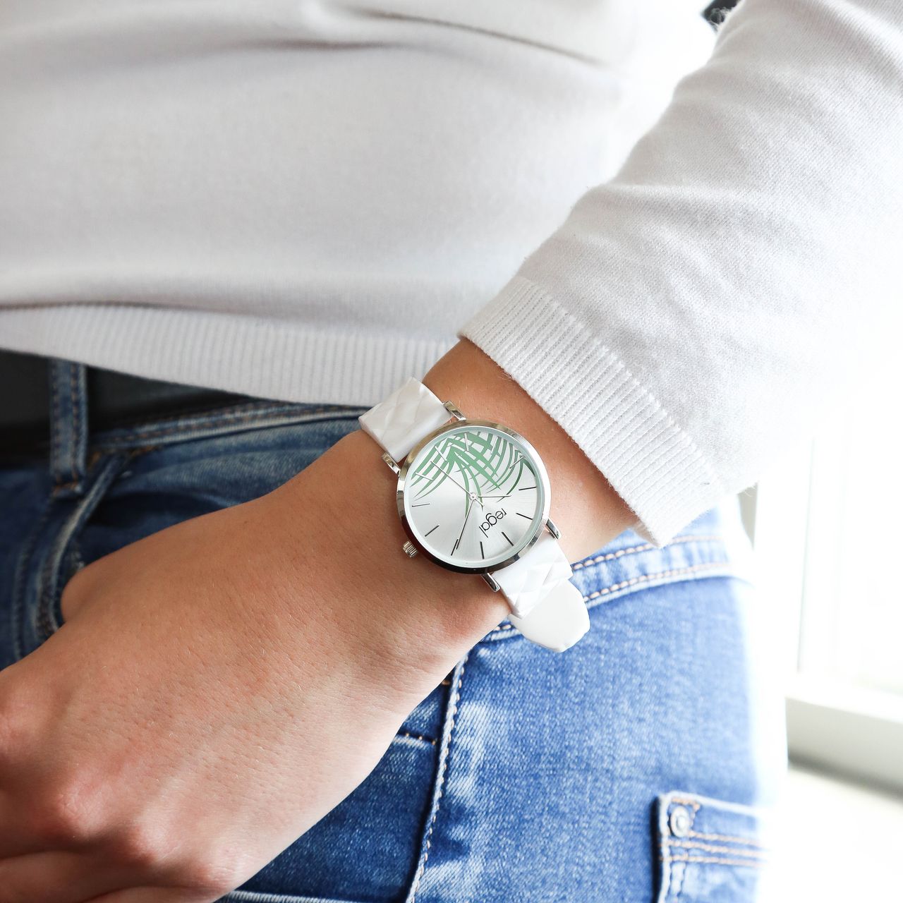 Regal horloge met een witte rubberen band