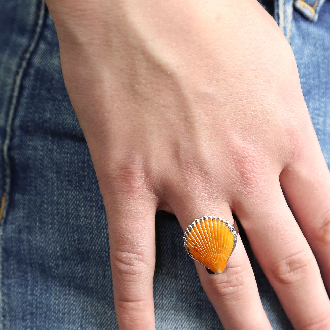 Goudkleurige bijoux ring met schelp