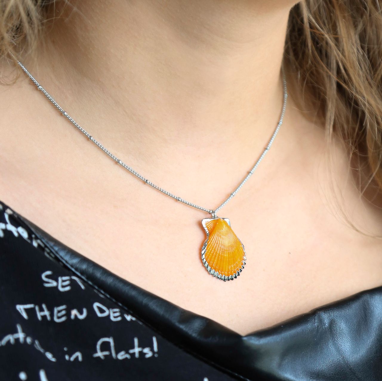 Zilverkleurige bijoux ketting met schelp