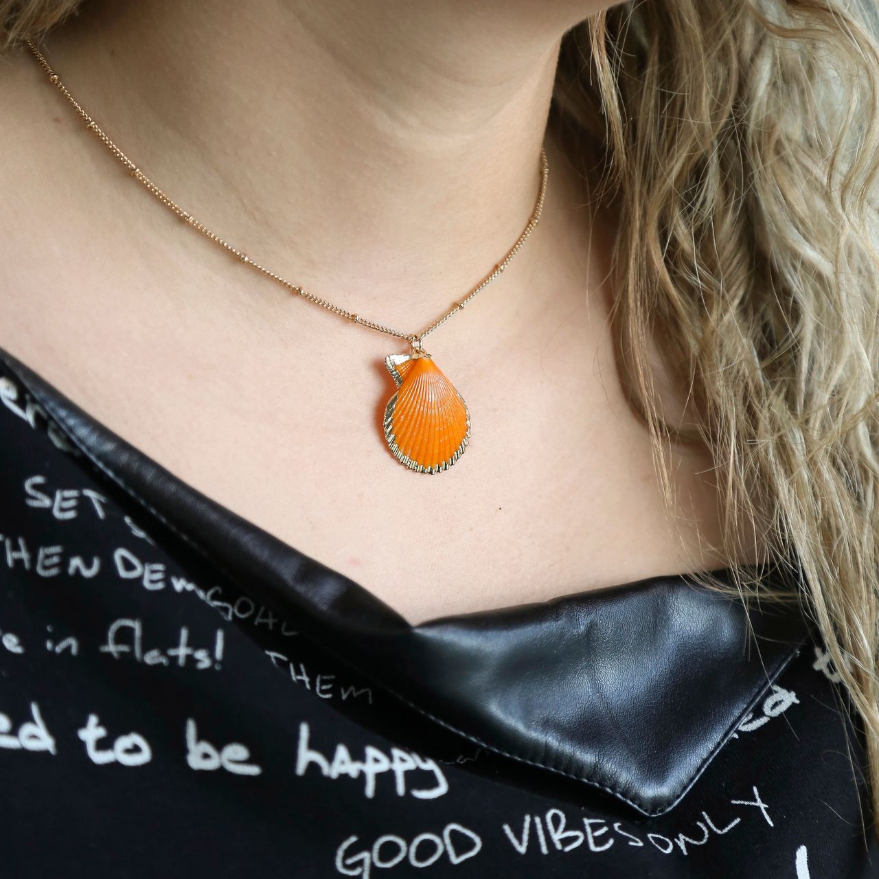 Goldfarbene Bijoux-Halskette mit Muschel