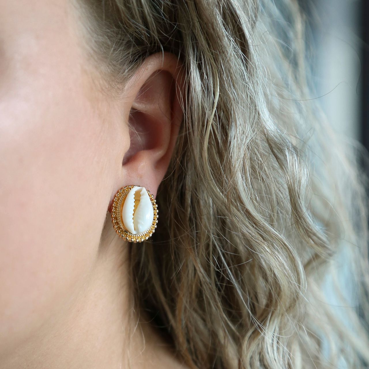 Goldfarbene Bijoux-Ohrringe mit Muschel