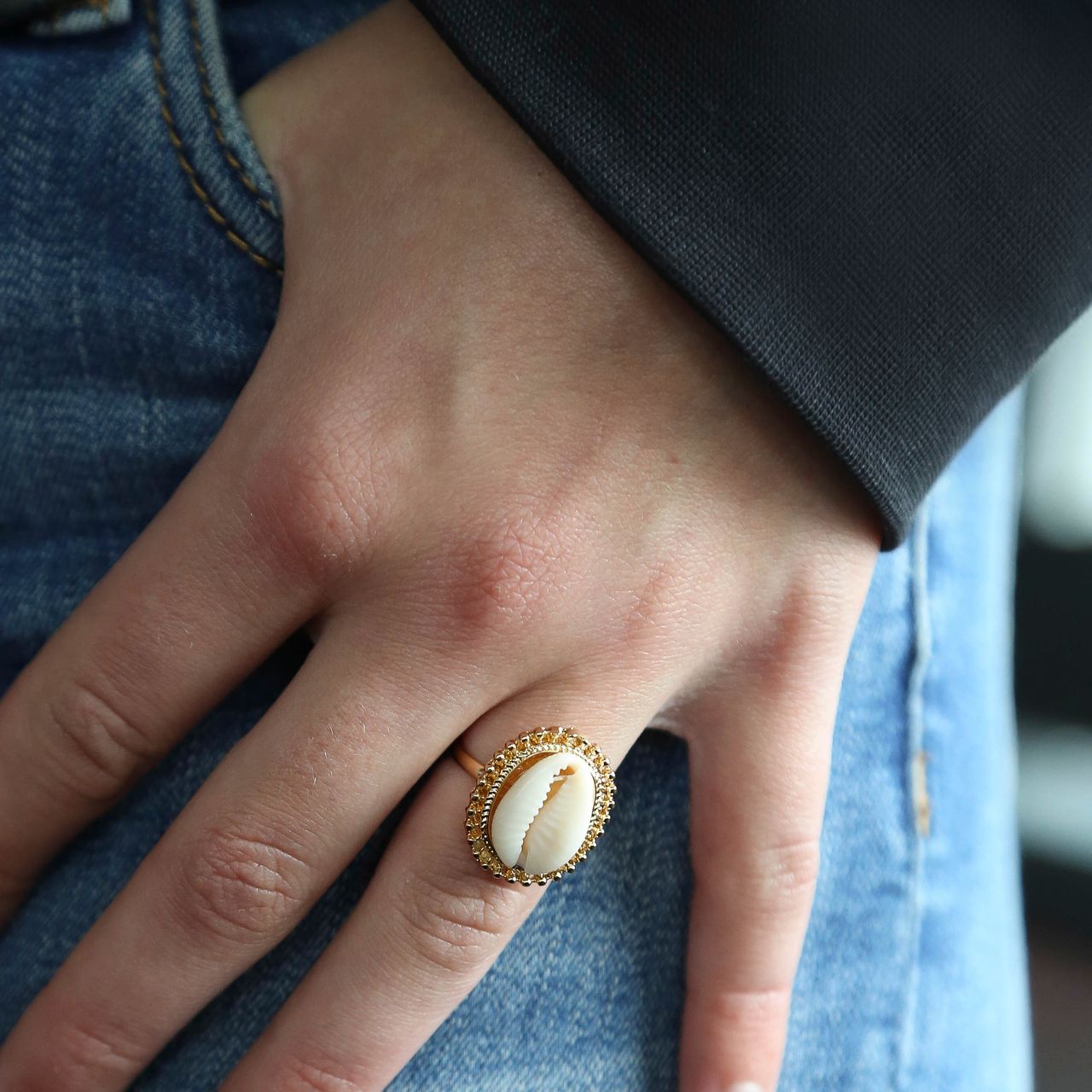 Goldfarbener Bijoux-Ring mit Muschel
