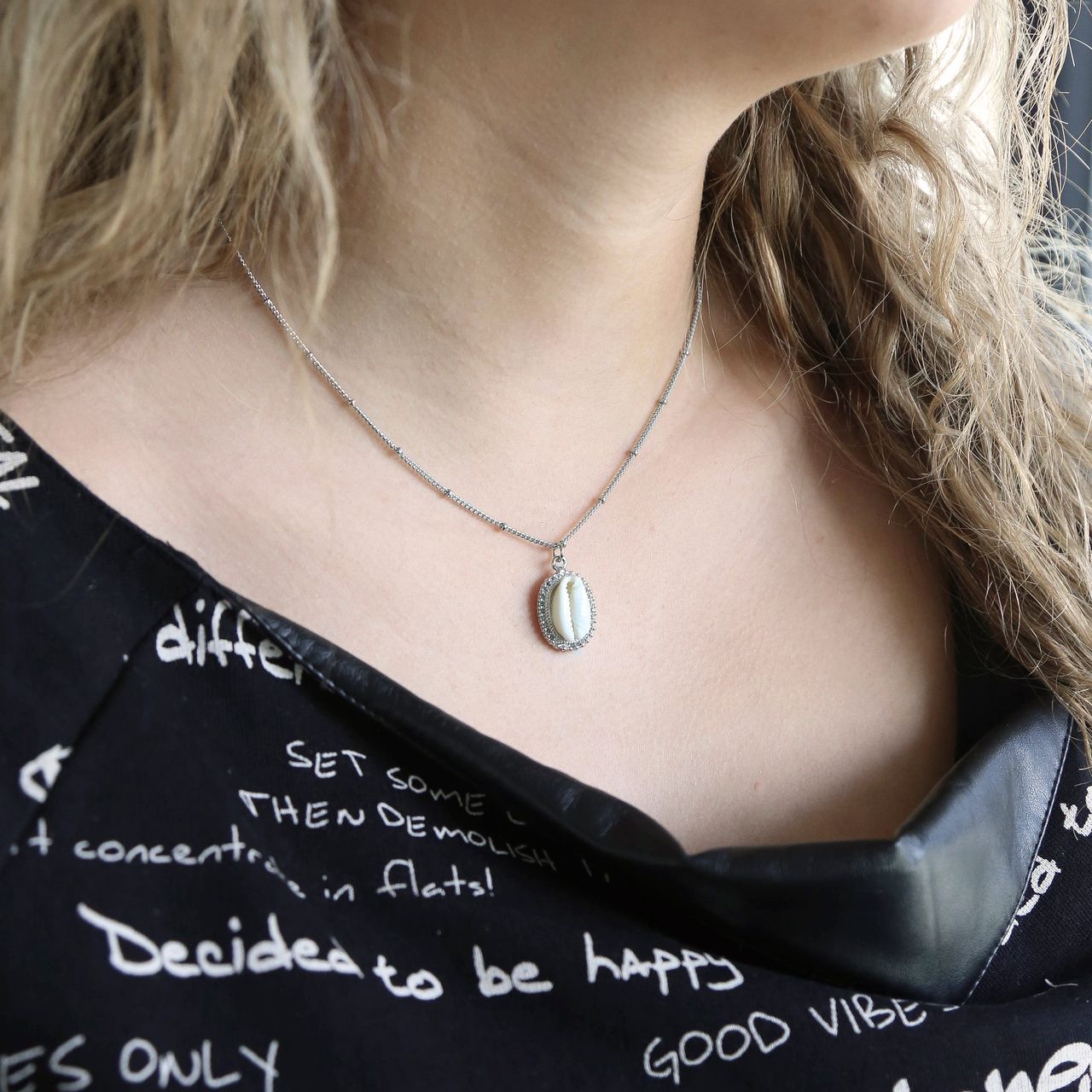 Zilverkleurige bijoux ketting  met schelp