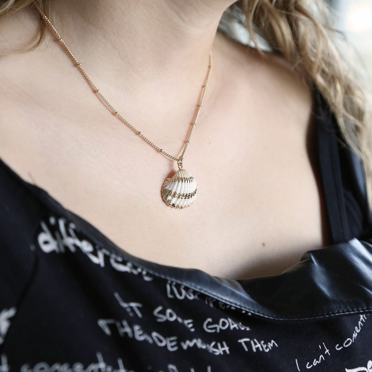 Goudkleurige bijoux ketting met schelp