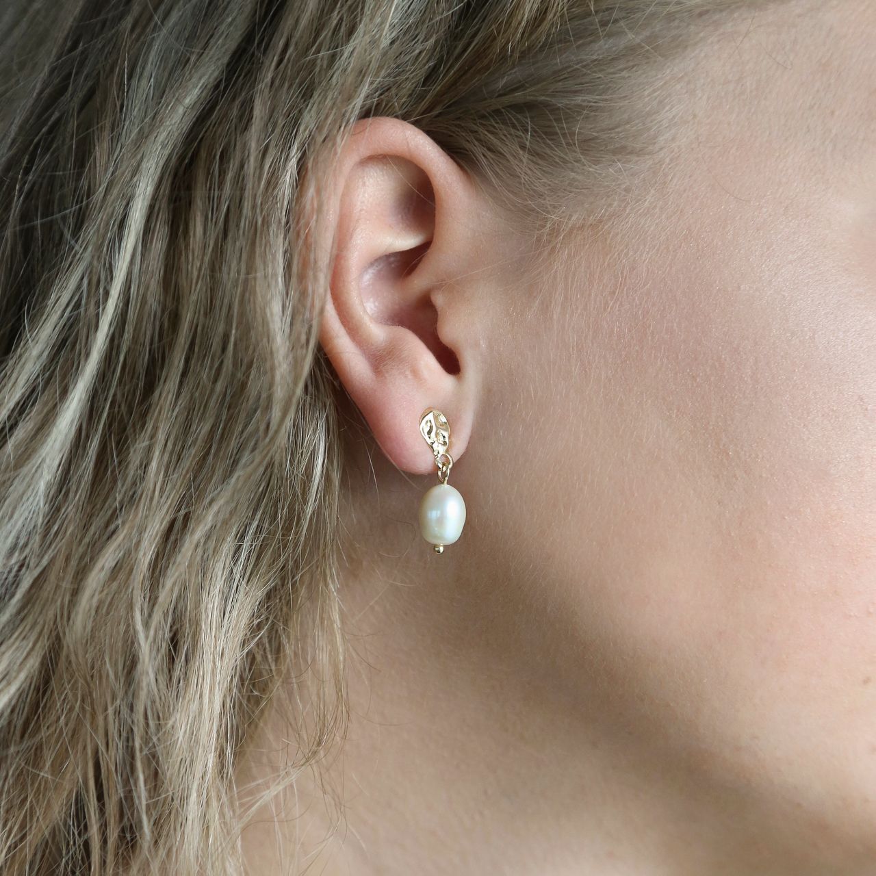 Goudkleurige bijoux oorbellen met parel