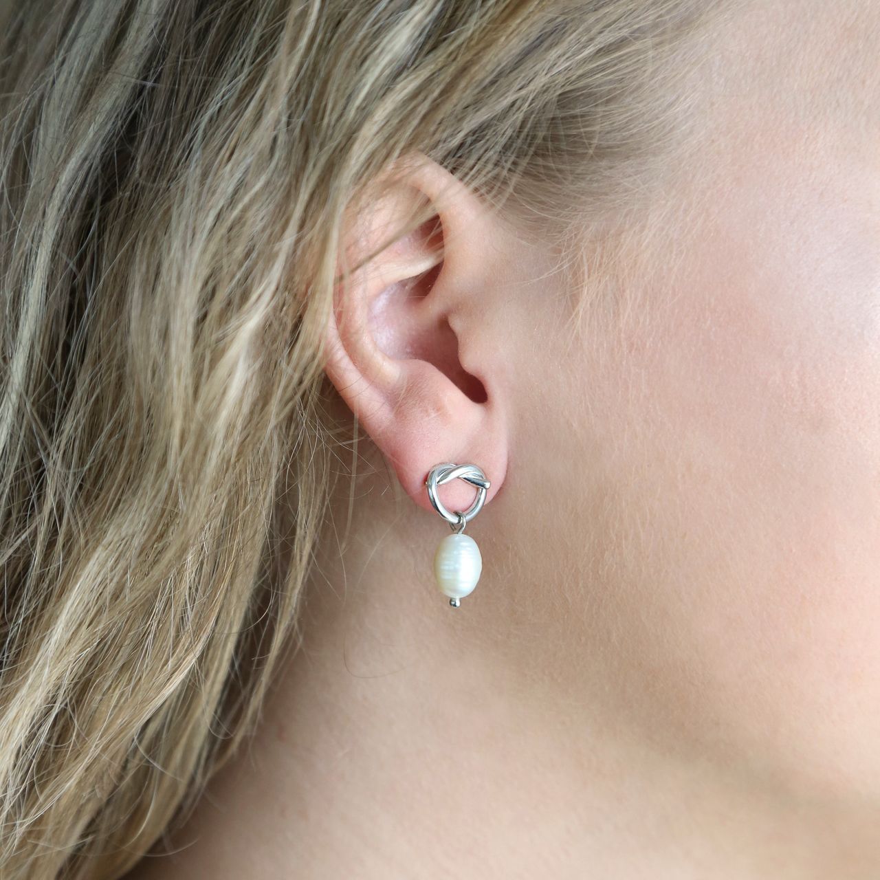 Zilverkleurige bijoux oorbellen met parel