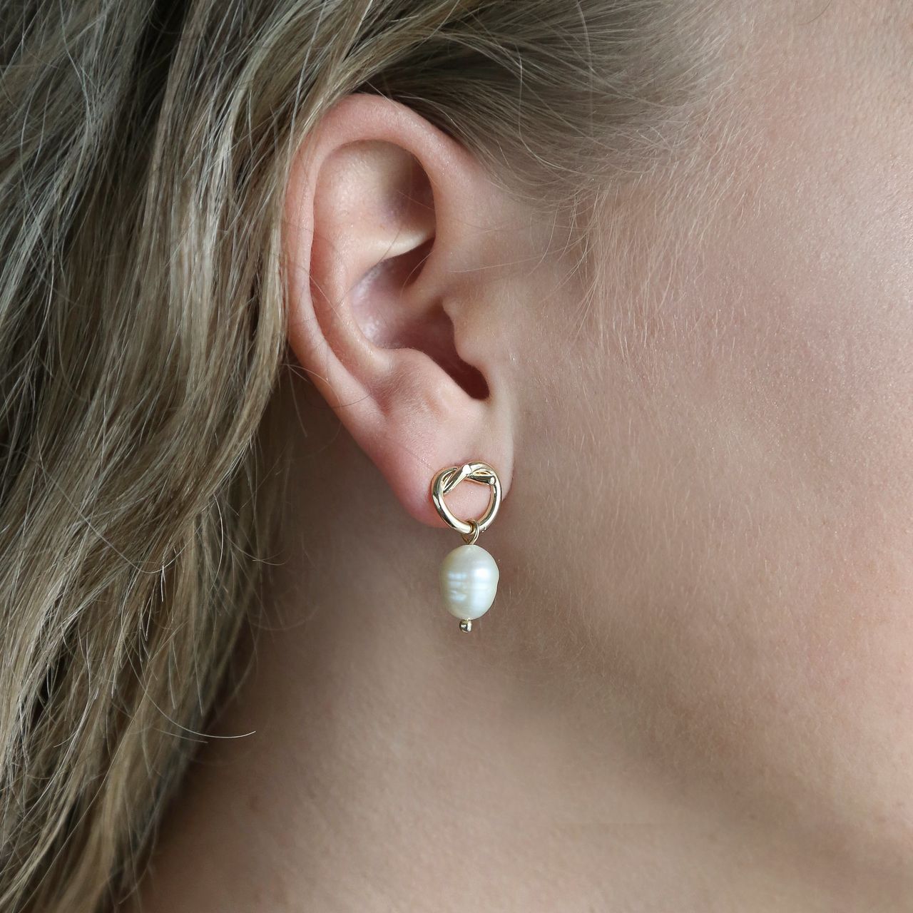 Goudkleurige bijoux oorbellen met parel