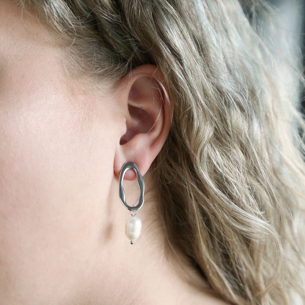 Bijoux zilverkleurige oorringhangers met parel voor dames