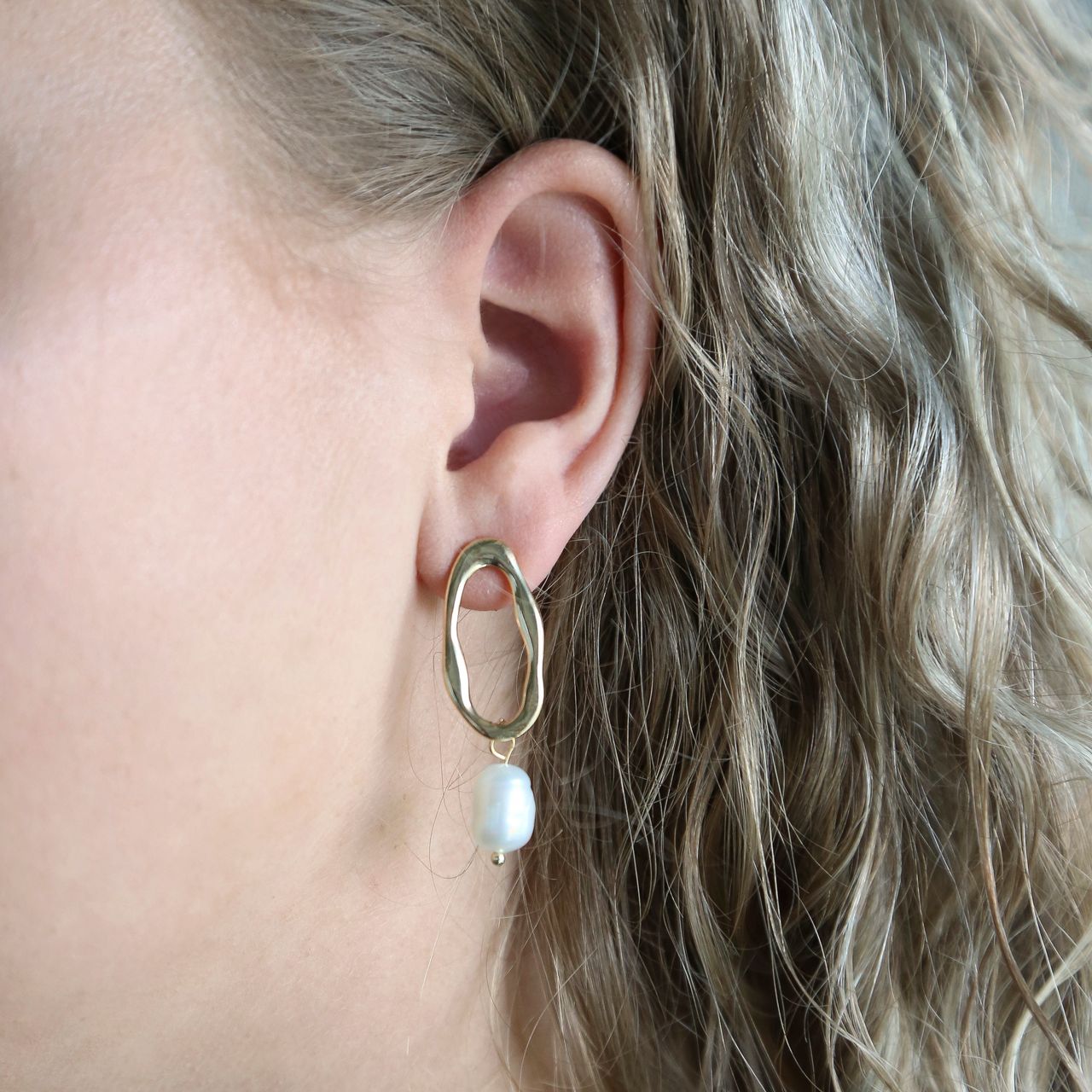 Goudkleurige bijoux oorbellen met parel