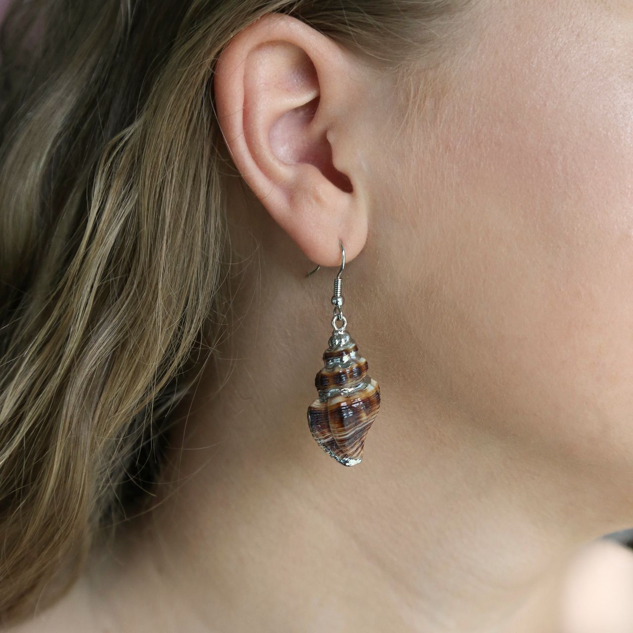 Zilverkleurige bijoux oorbellen met schelp