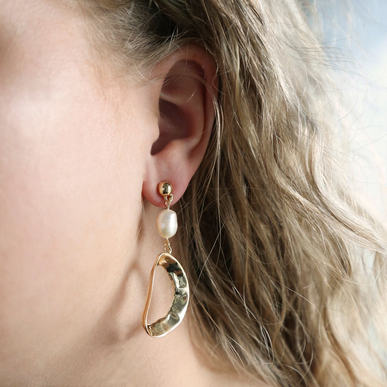 Goudkleurige bijoux oorbellen met parel