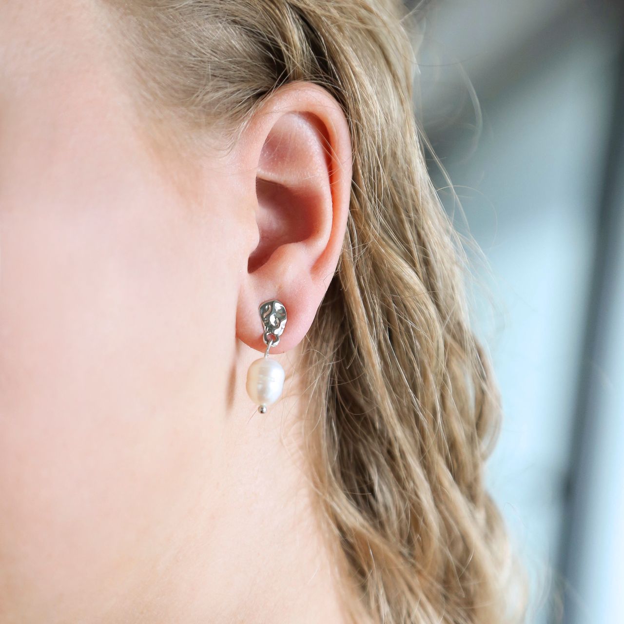 Zilverkleurige bijoux oorbellen met parel