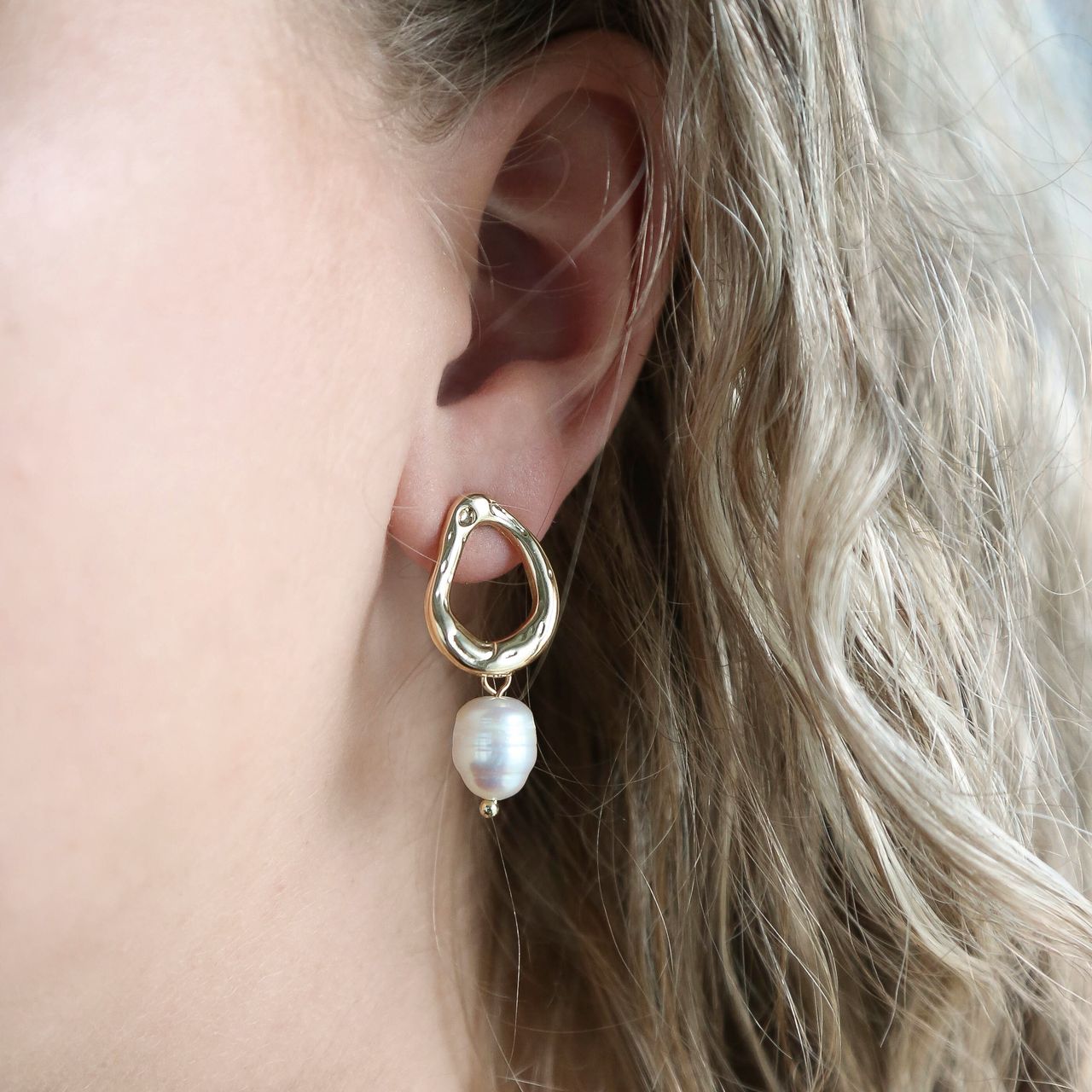 Goudkleurige bijoux oorbellen met parel