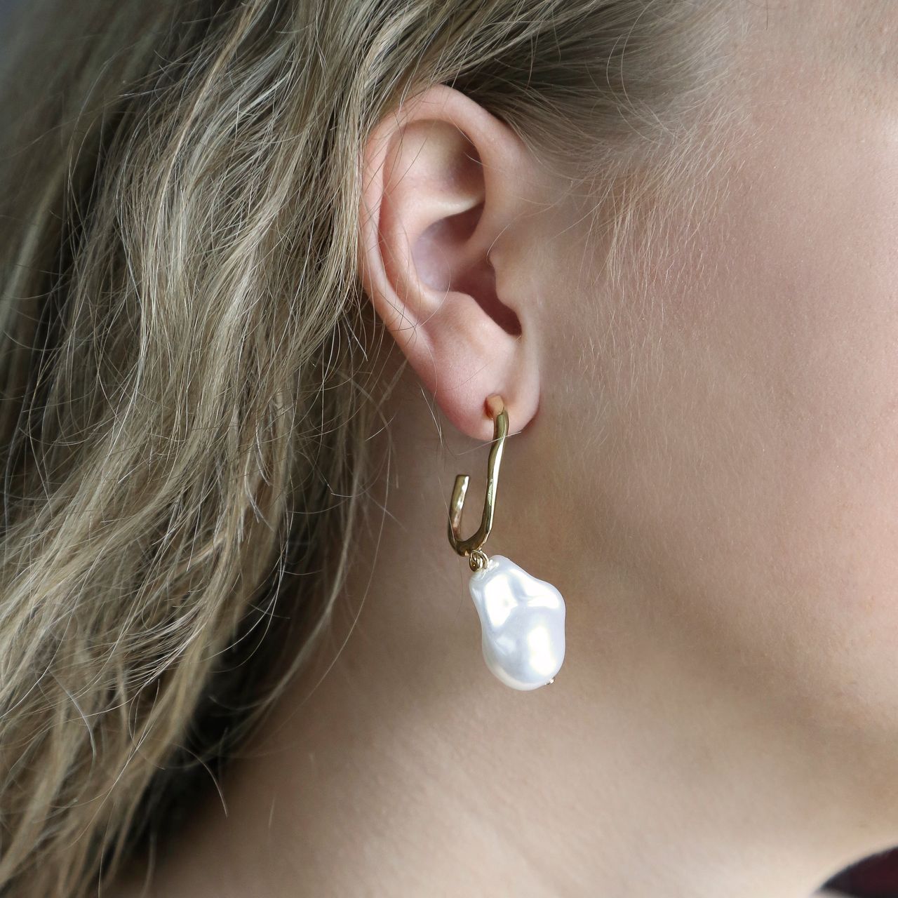 Bijoux goudkleurige oorringhangers met parel voor dames