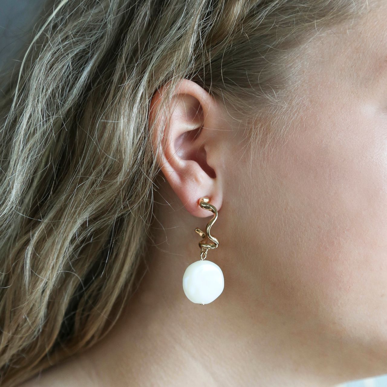 Goudkleurige bijoux oorbellen met parel