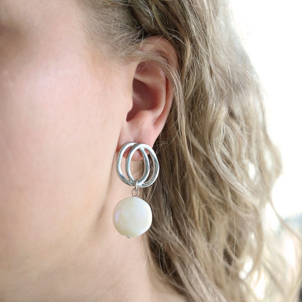 Bijoux zilverkleurige oorringen met parel voor dames