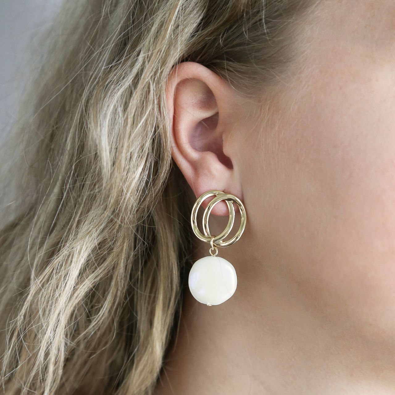 Bijoux goudkleurige oorringhangers met parel voor dames