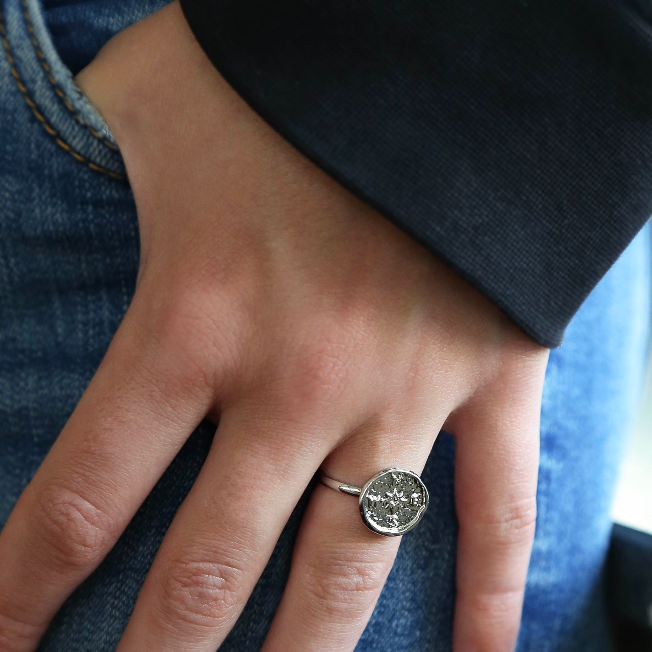 Zilverkleurige bijoux ring met kompas