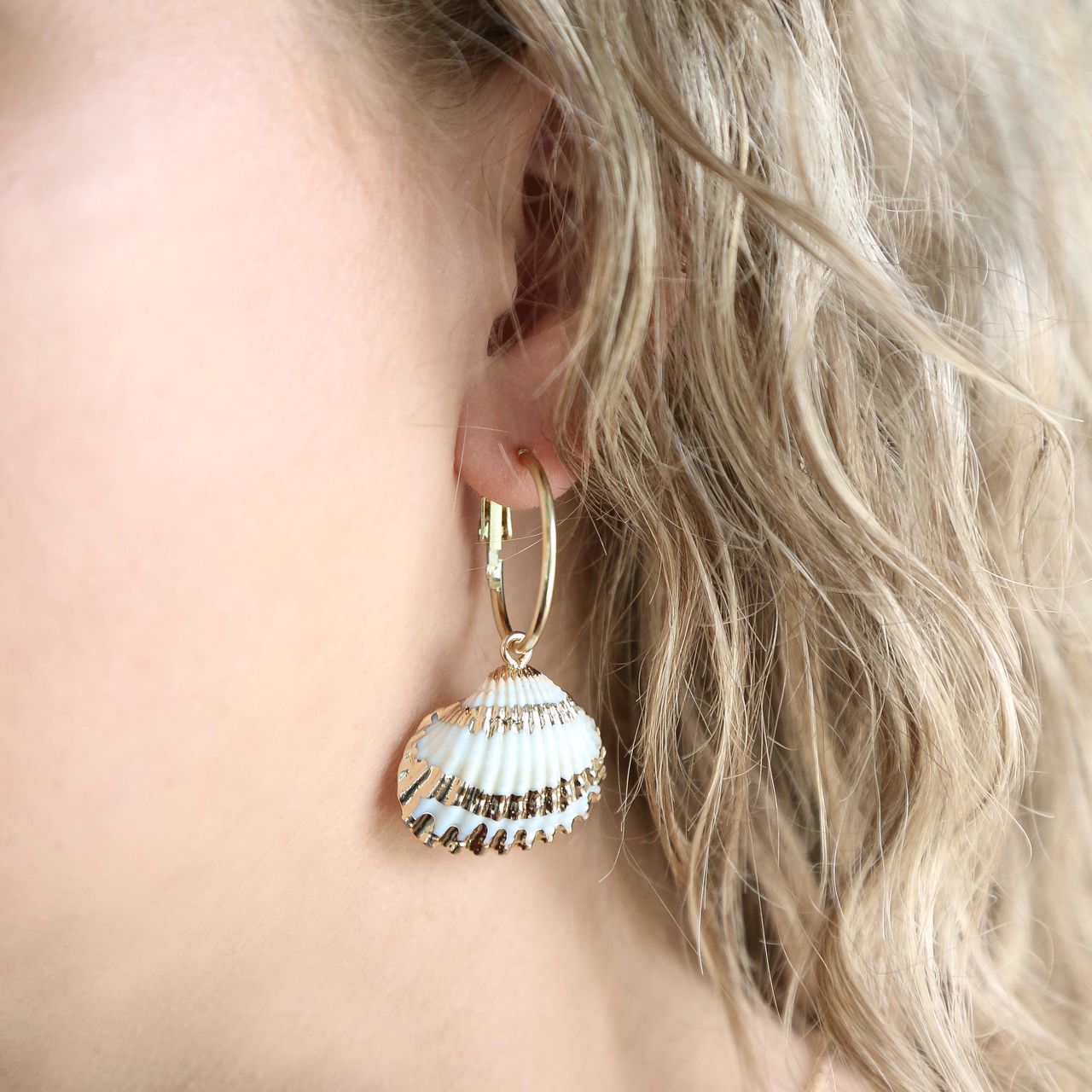 Goudkleurige bijoux oorbellen met schelp