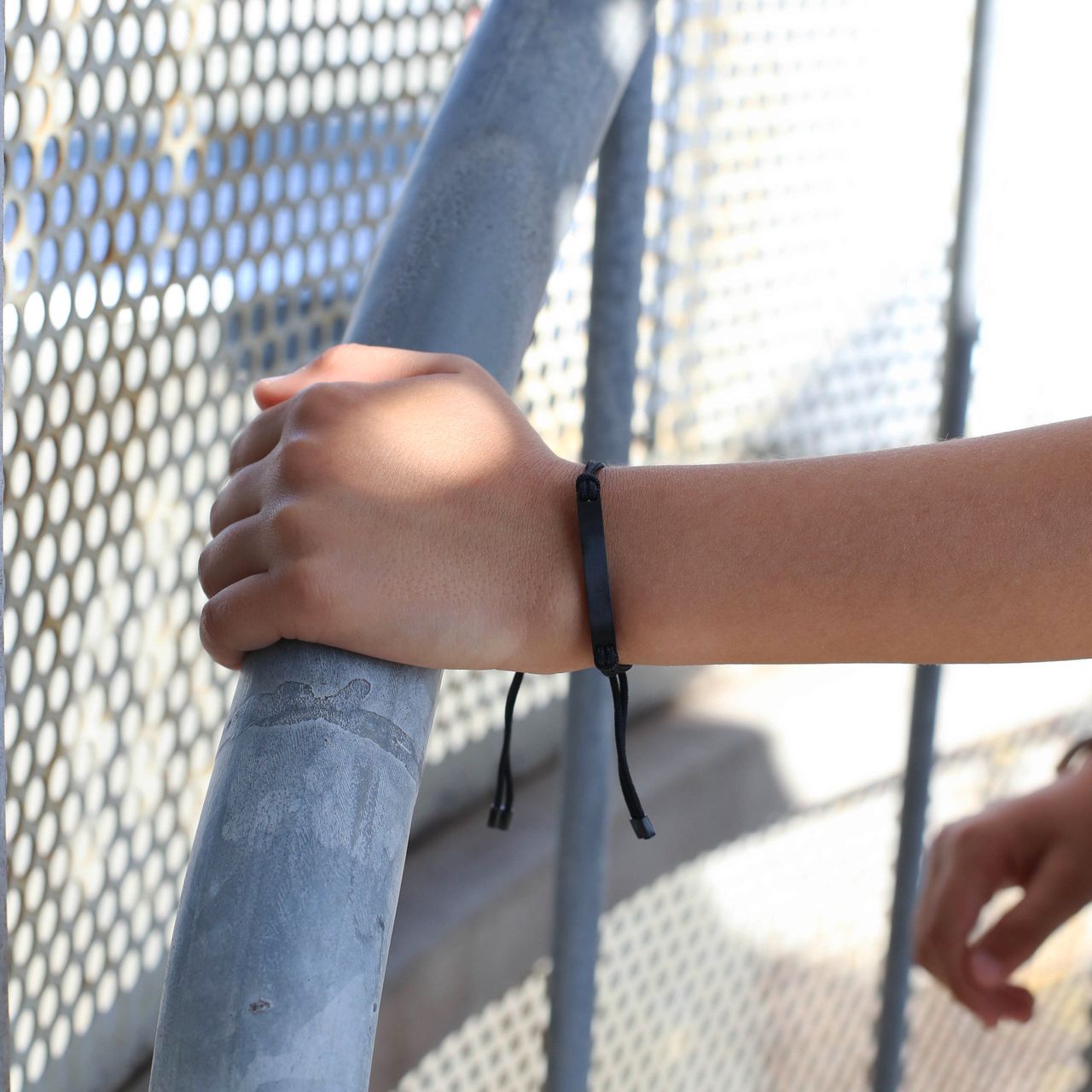 Jungen-Gravurarmband, schwarz beschichteter Edelstahl, schwarze Schnur