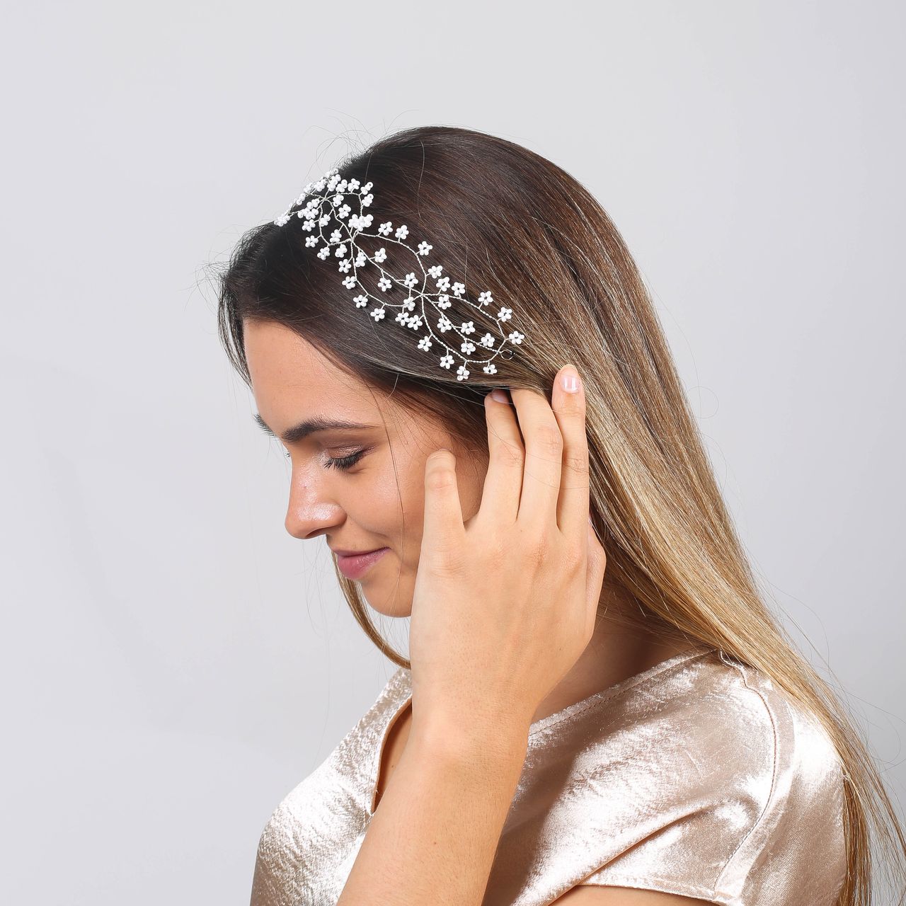 Silberfarbener Haarschmuck mit Glasperlen