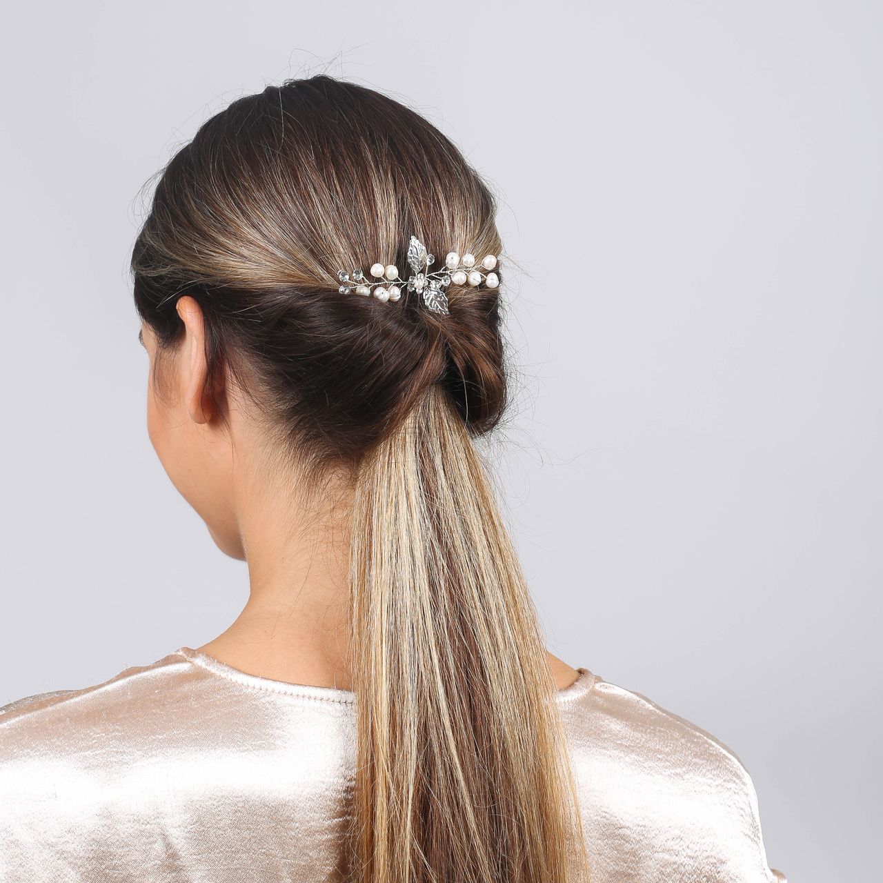 Haarpin met zoetwaterparels en bladeren
