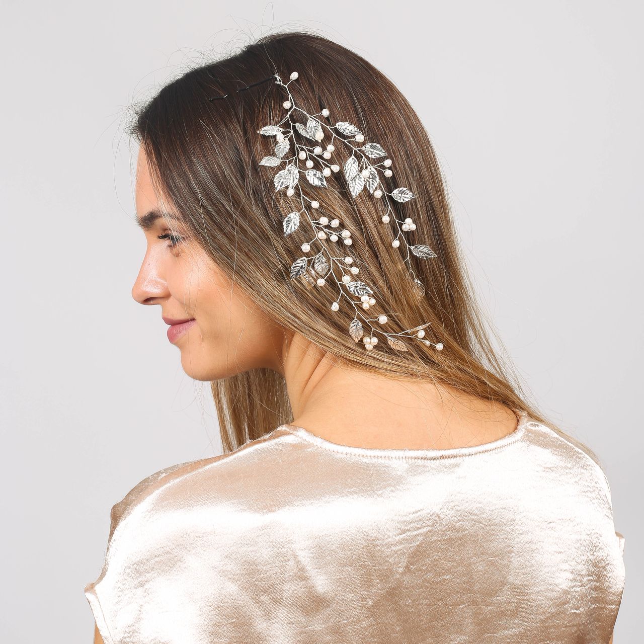 Haarschmuck mit Süßwasserperlen und Blattmotiv
