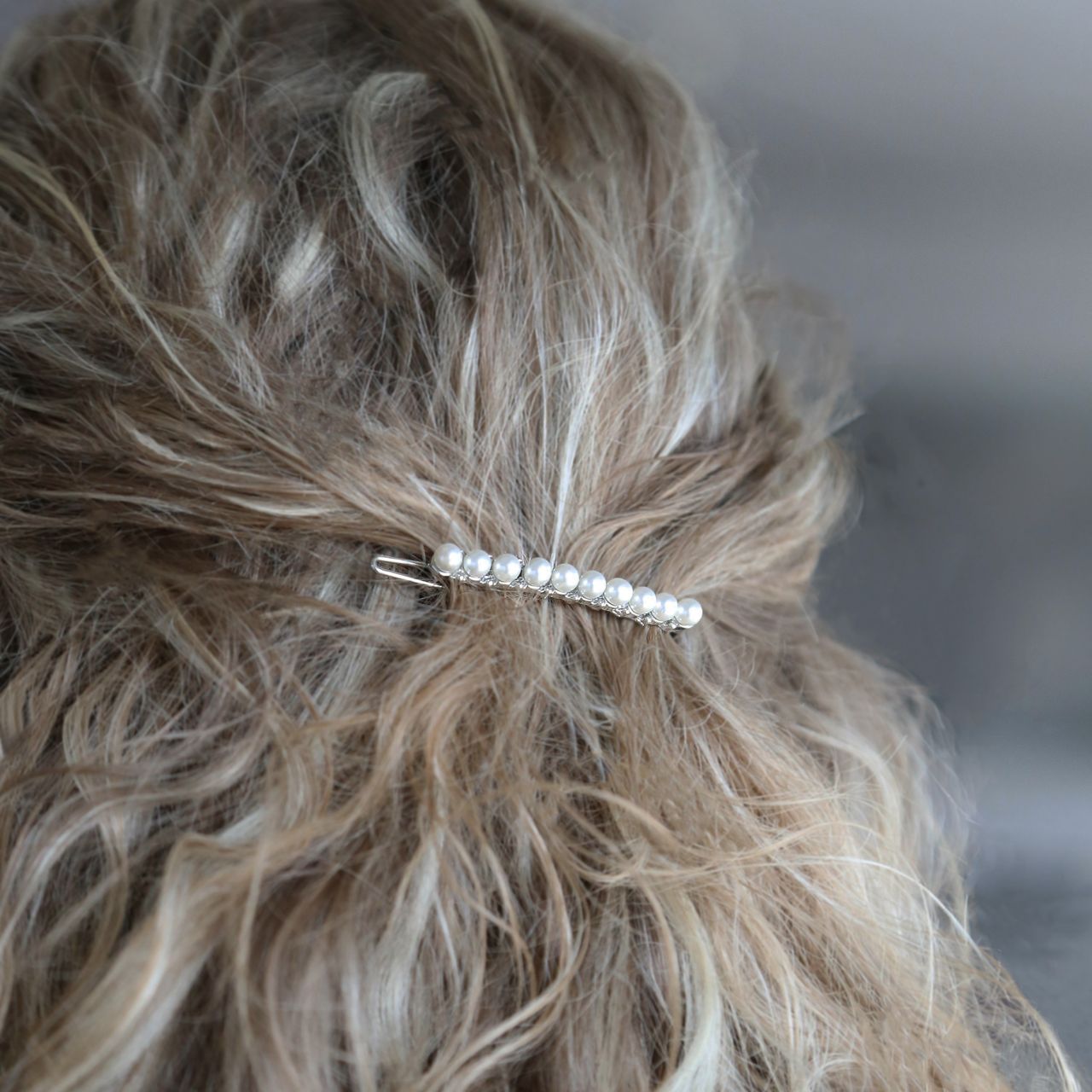 Zilverkleurig haar accessoire met parels