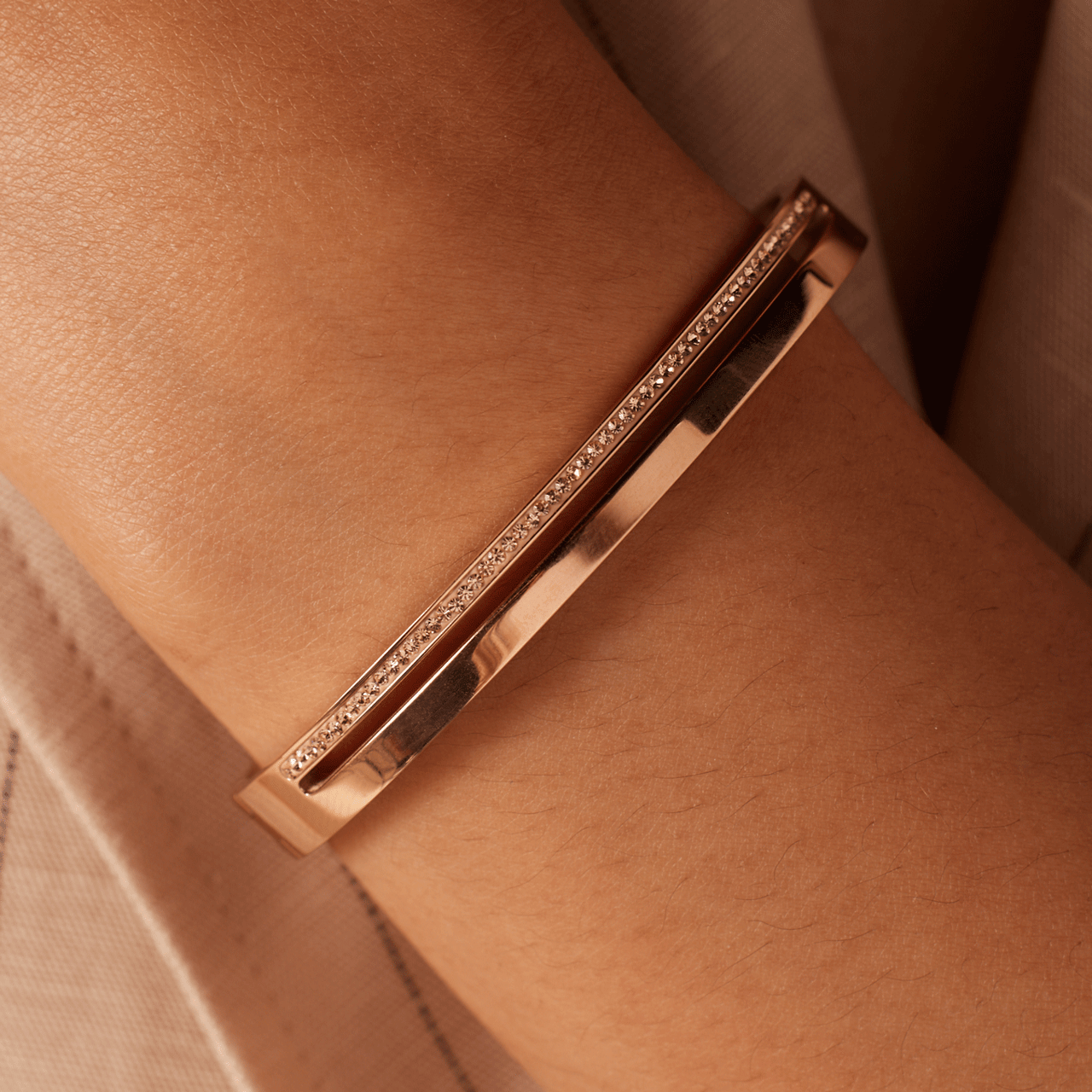 Stainless steel roséplated bangle met kristal voor dames