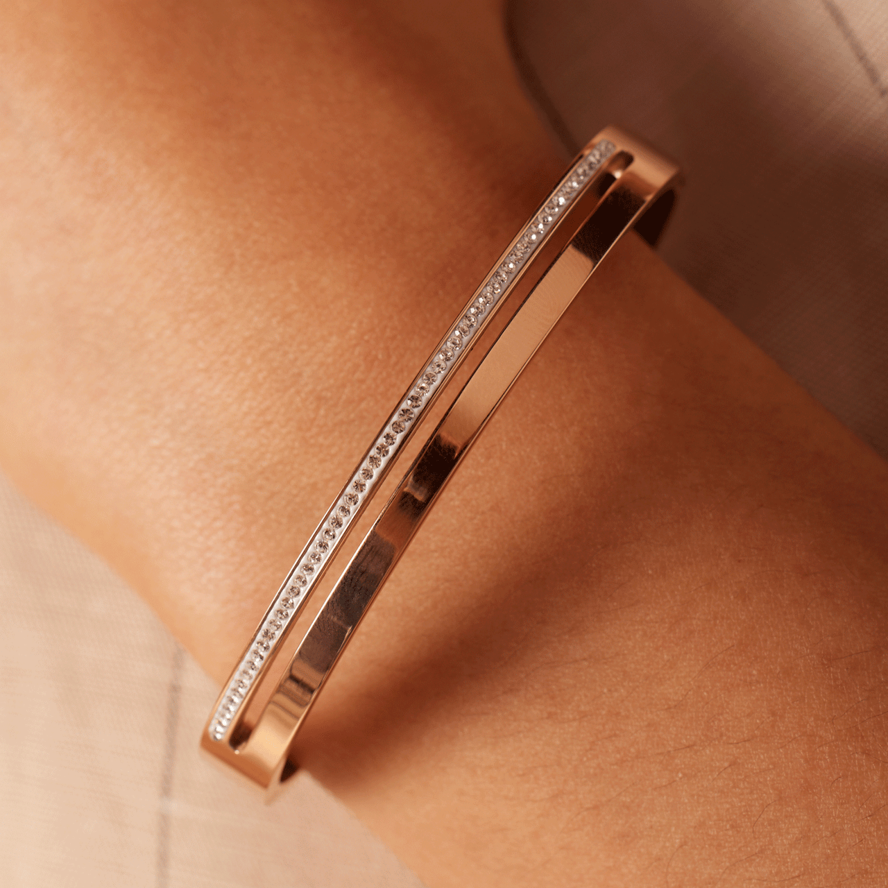 Stainless steel roséplated bangle met kristal voor dames