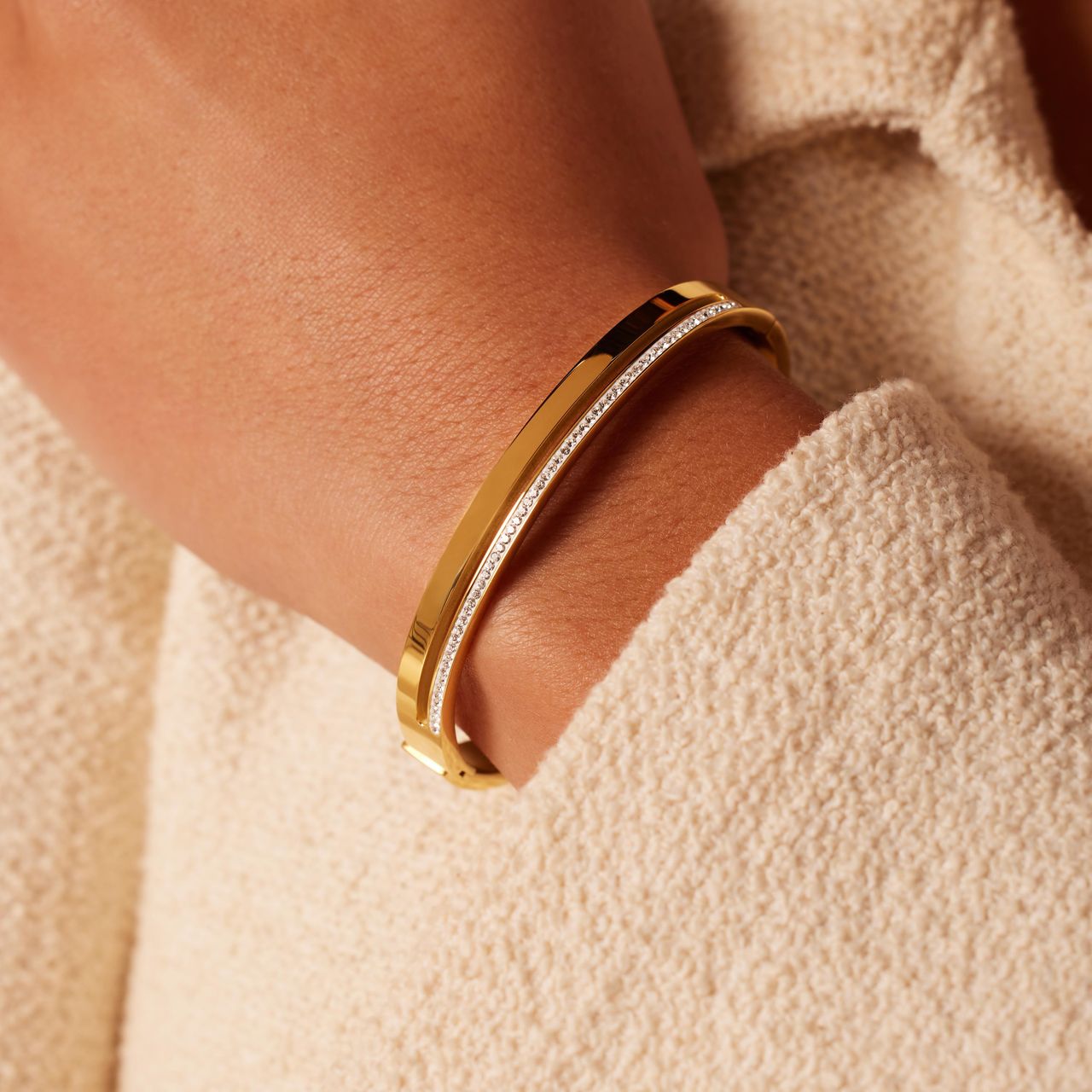 Gerecycleerd stainless steel armband bangle gold wit kristal