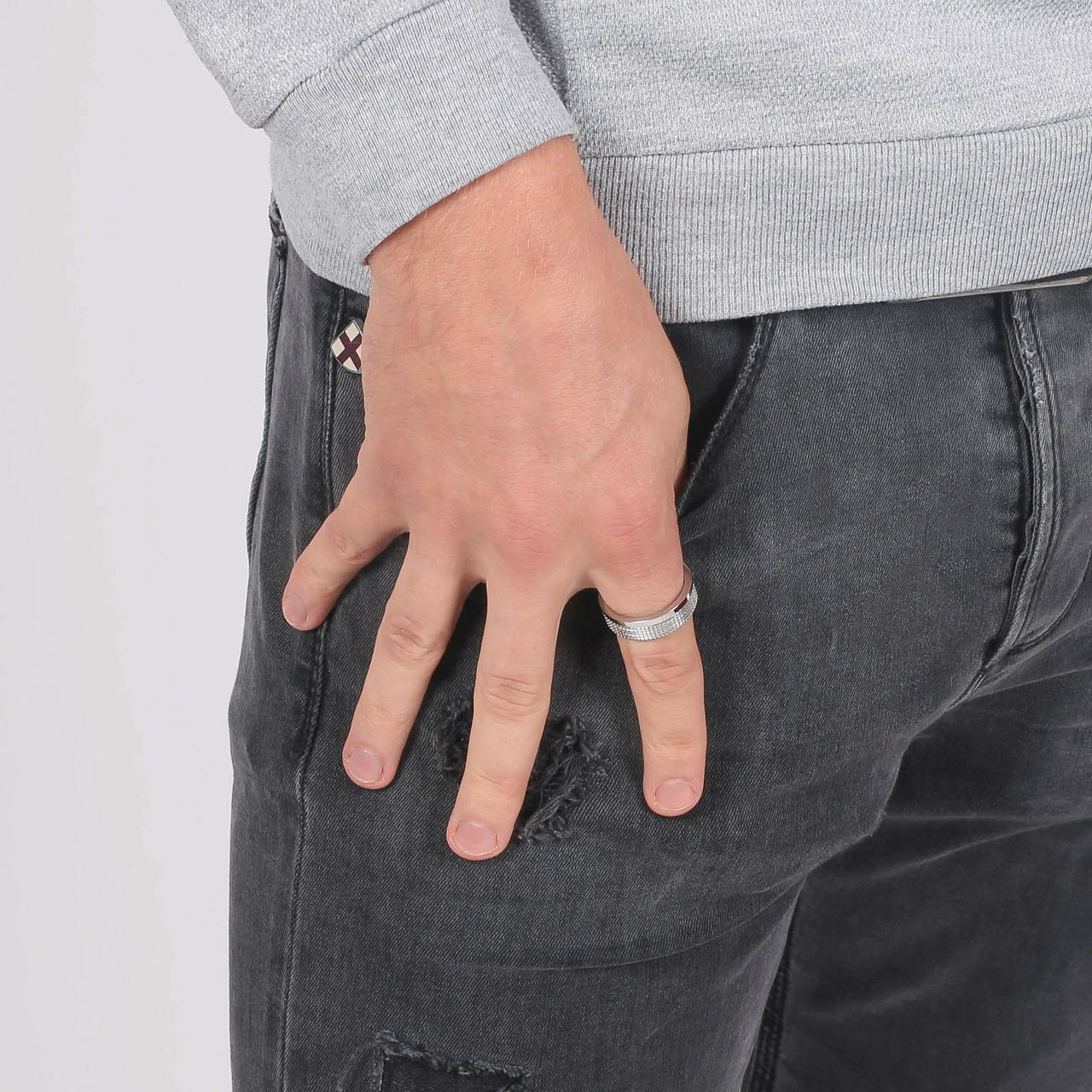 Gerecycled stainless steel ring bewerkt