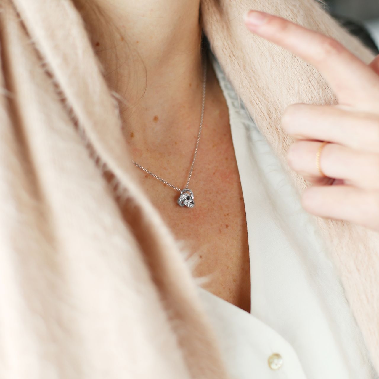 Kette und Anhänger aus 925 Silber, Knoten mit Zirkonia