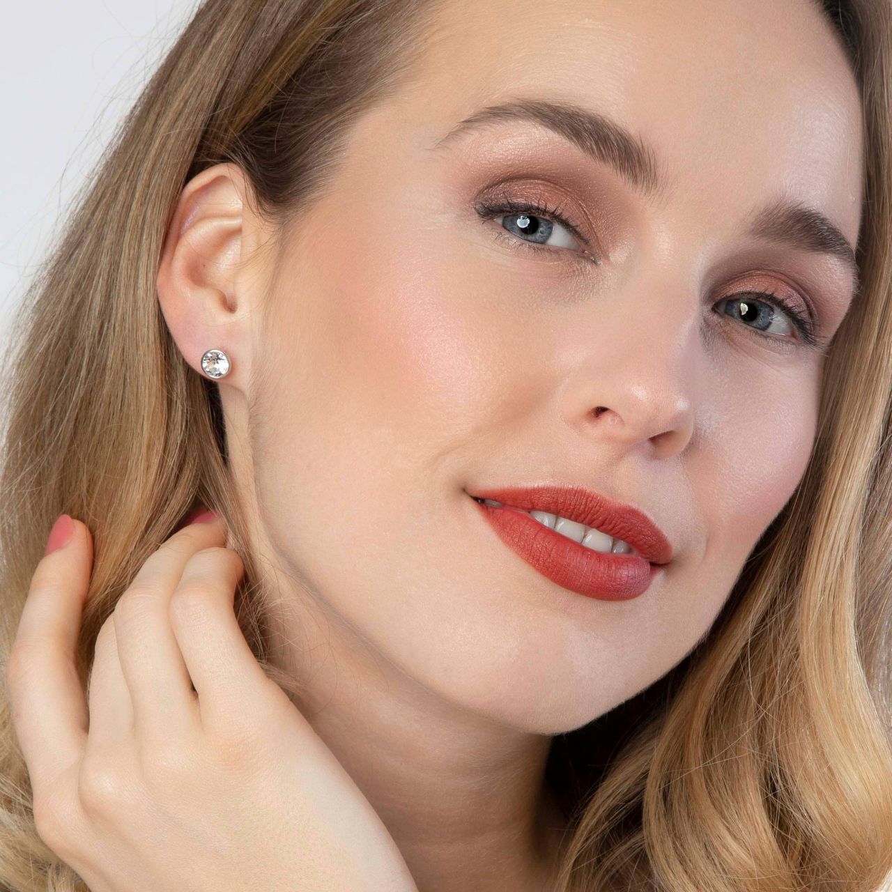 Zilveren oorbellen rond 6mm met zirkonia