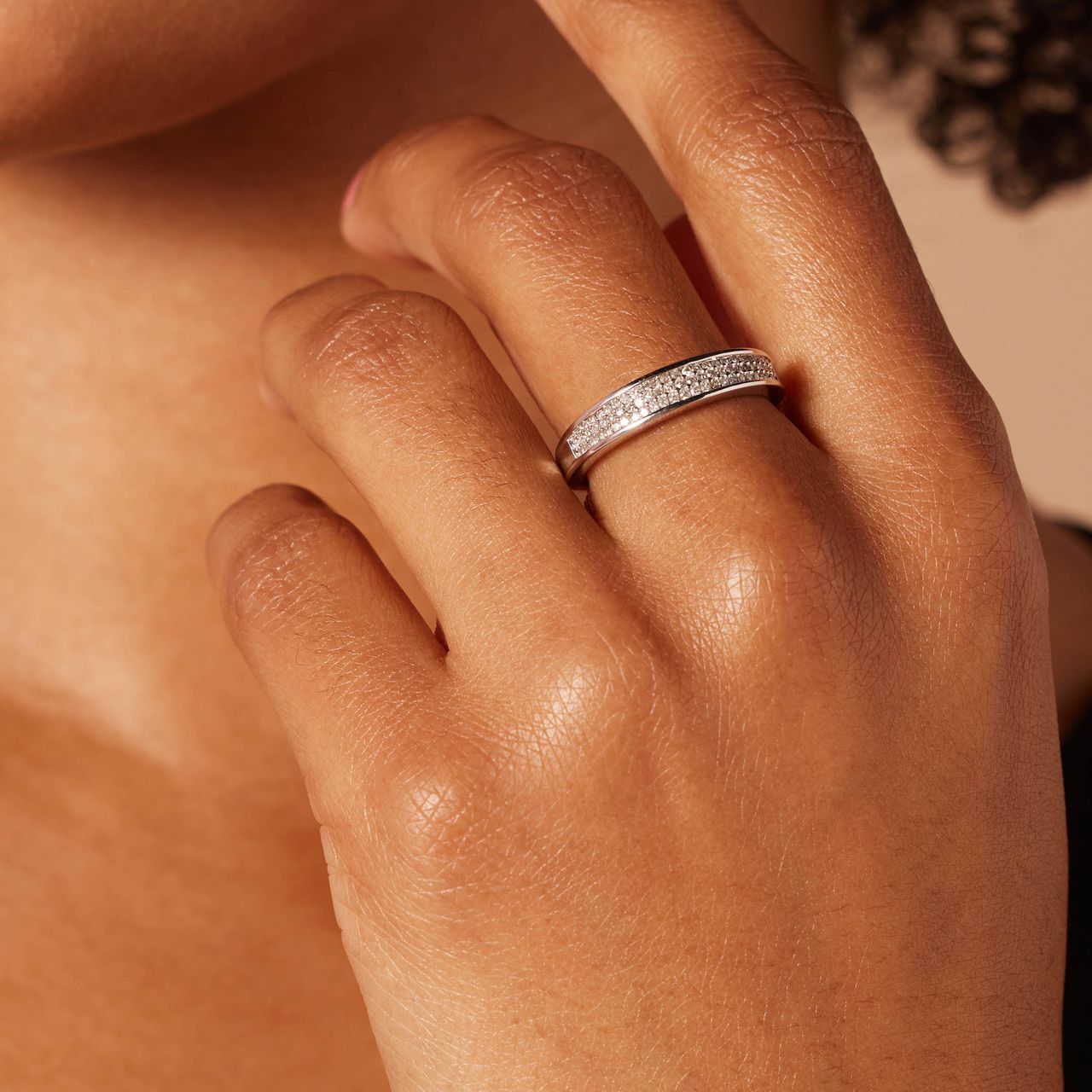 14 Karaat witgouden ring met 75 diamanten 0,20ct