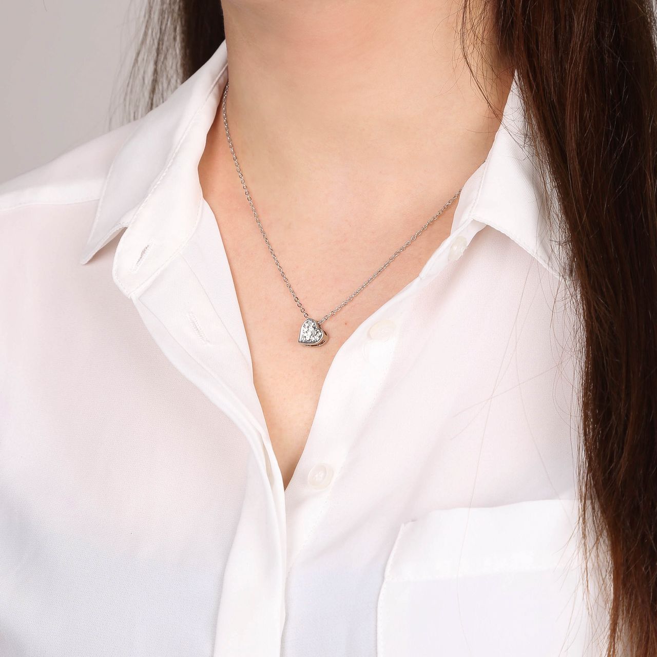 Zilverkleurige byoux ketting in een Kerstbal