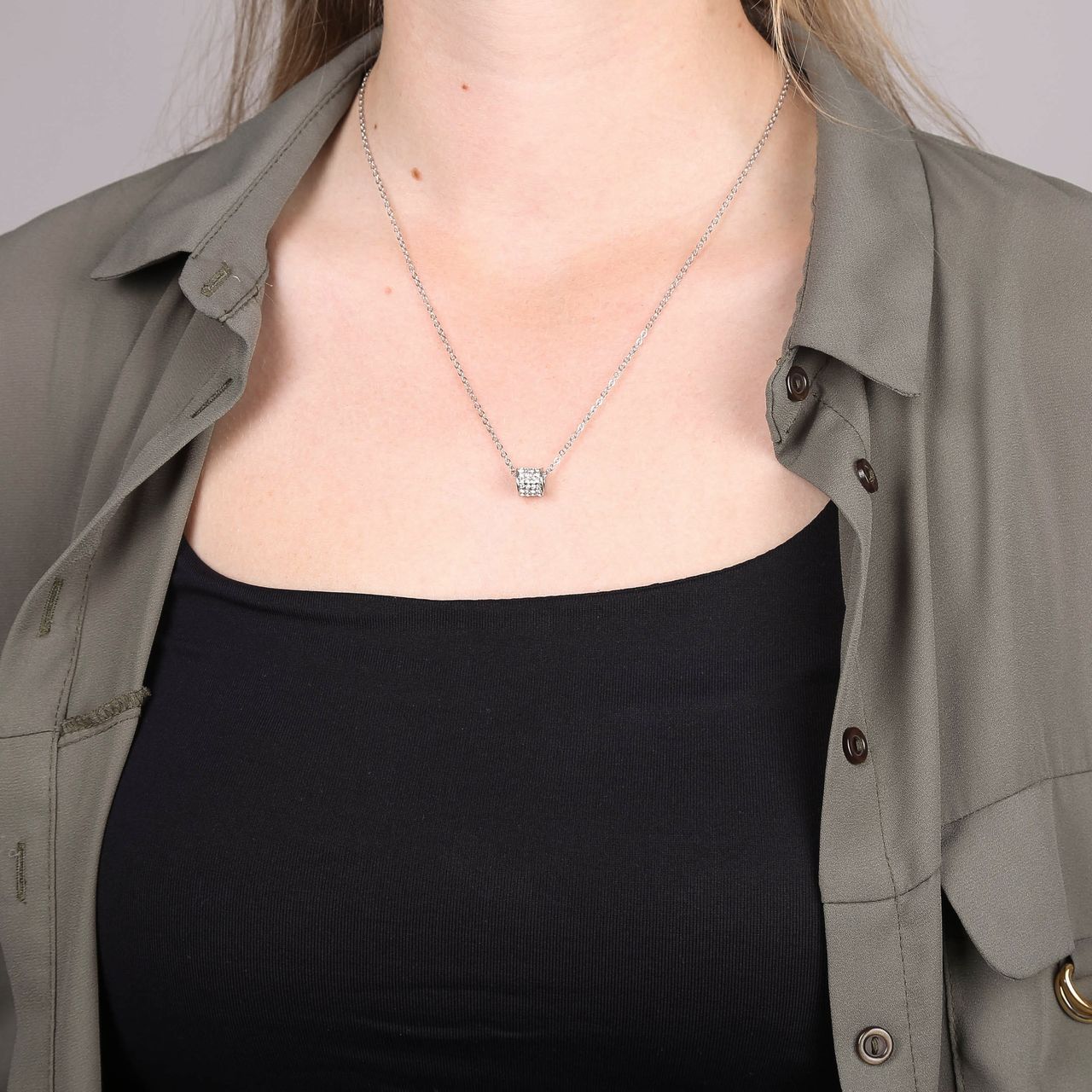 Zilverkleurige byoux ketting in een Kerstbal