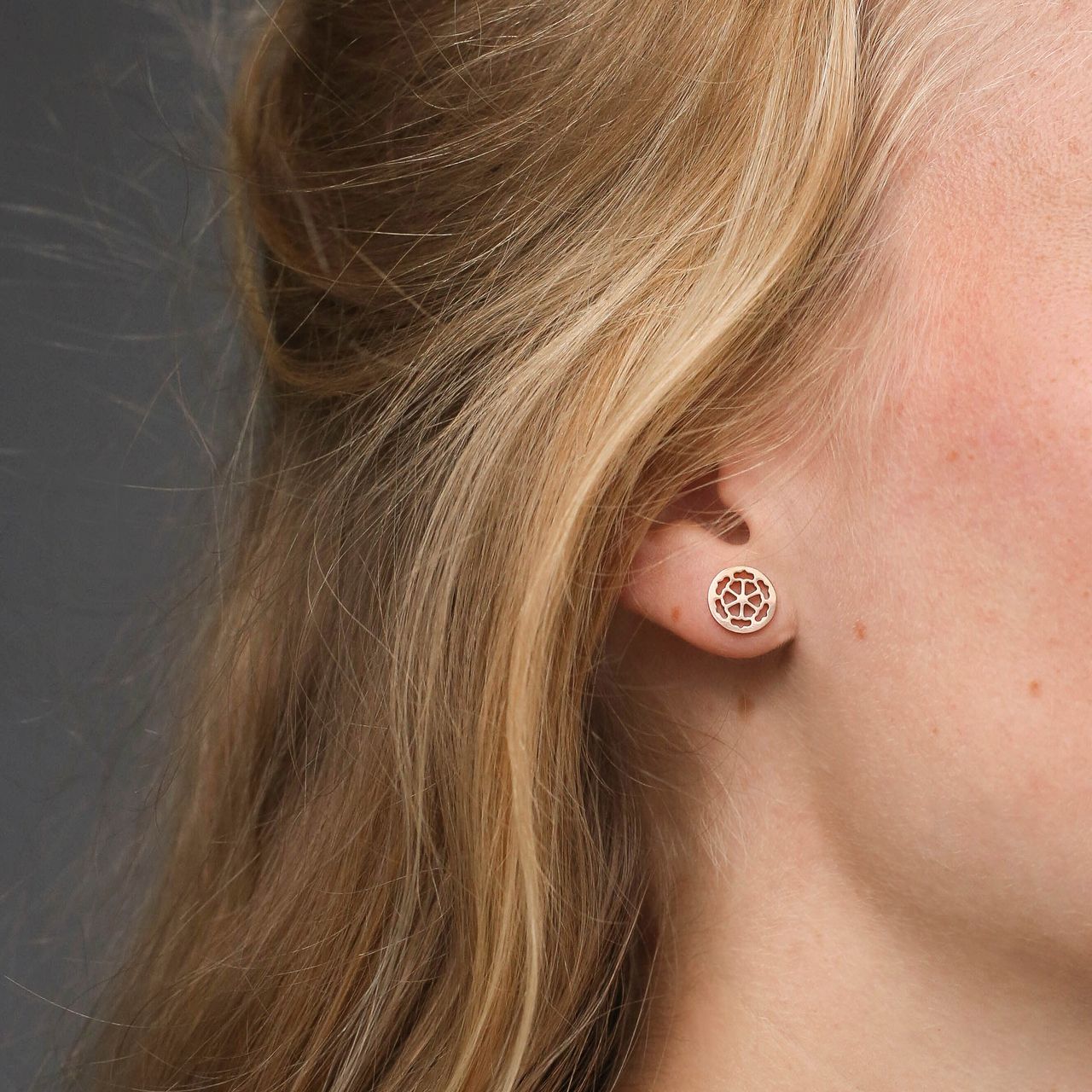 Guess stalen roséplated oorknoppen voor dames