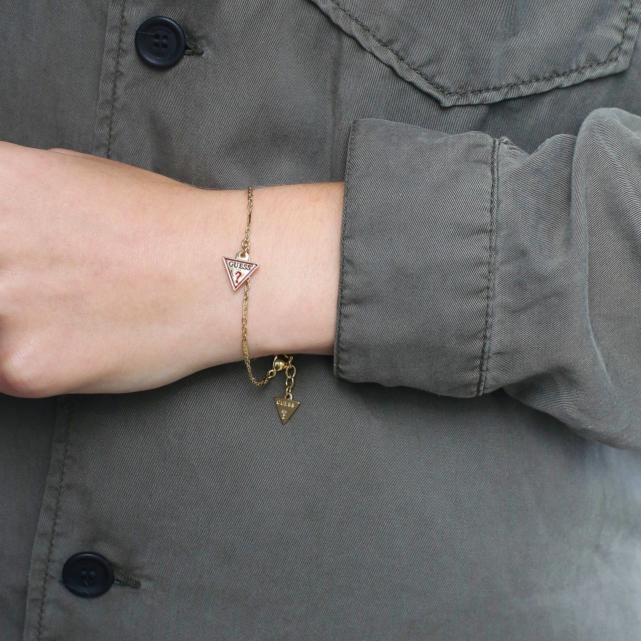 Guess stainless steel goldplated fantasiearmband met hanger voor dames