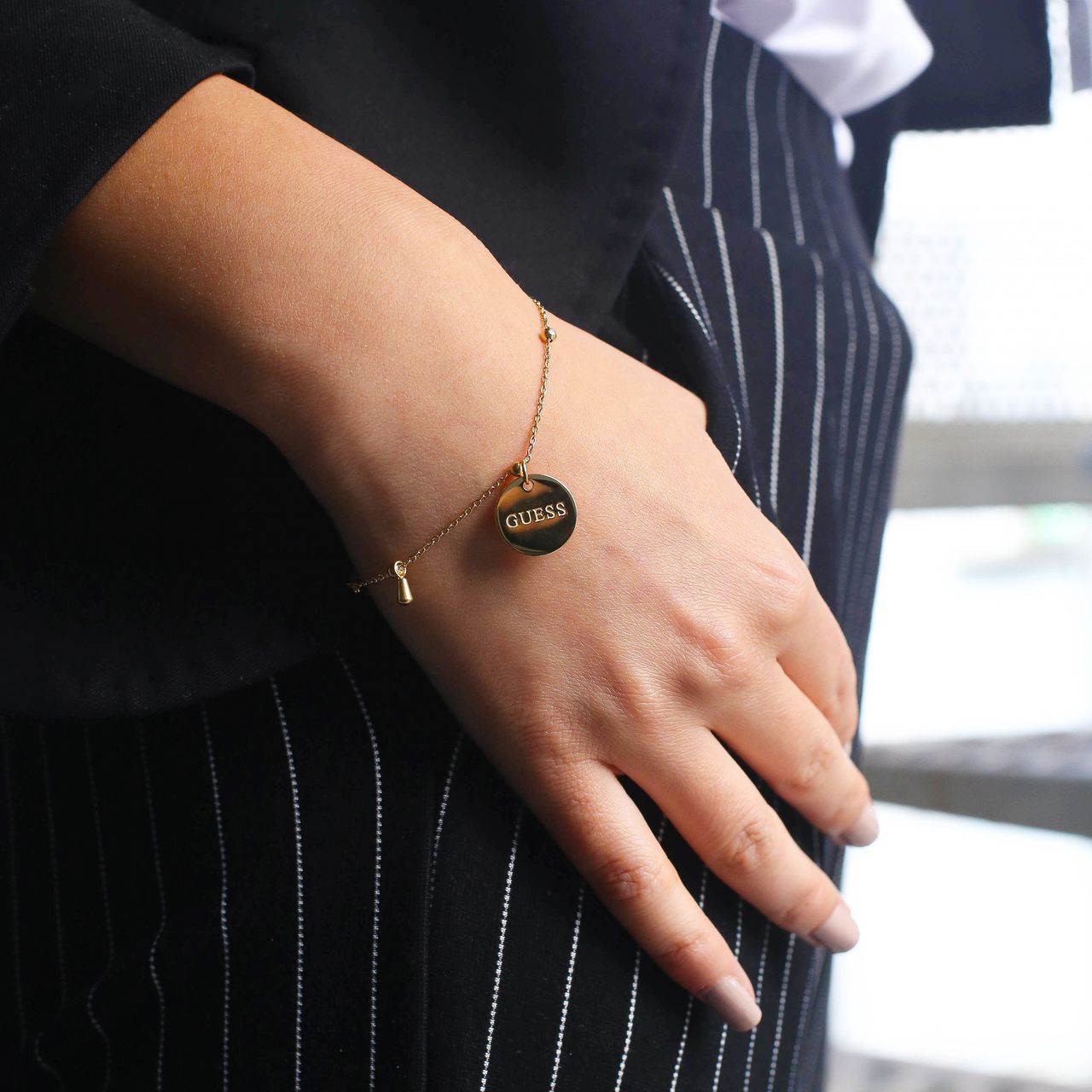 Guess vergoldetes Edelstahl-Armband PEONY ART