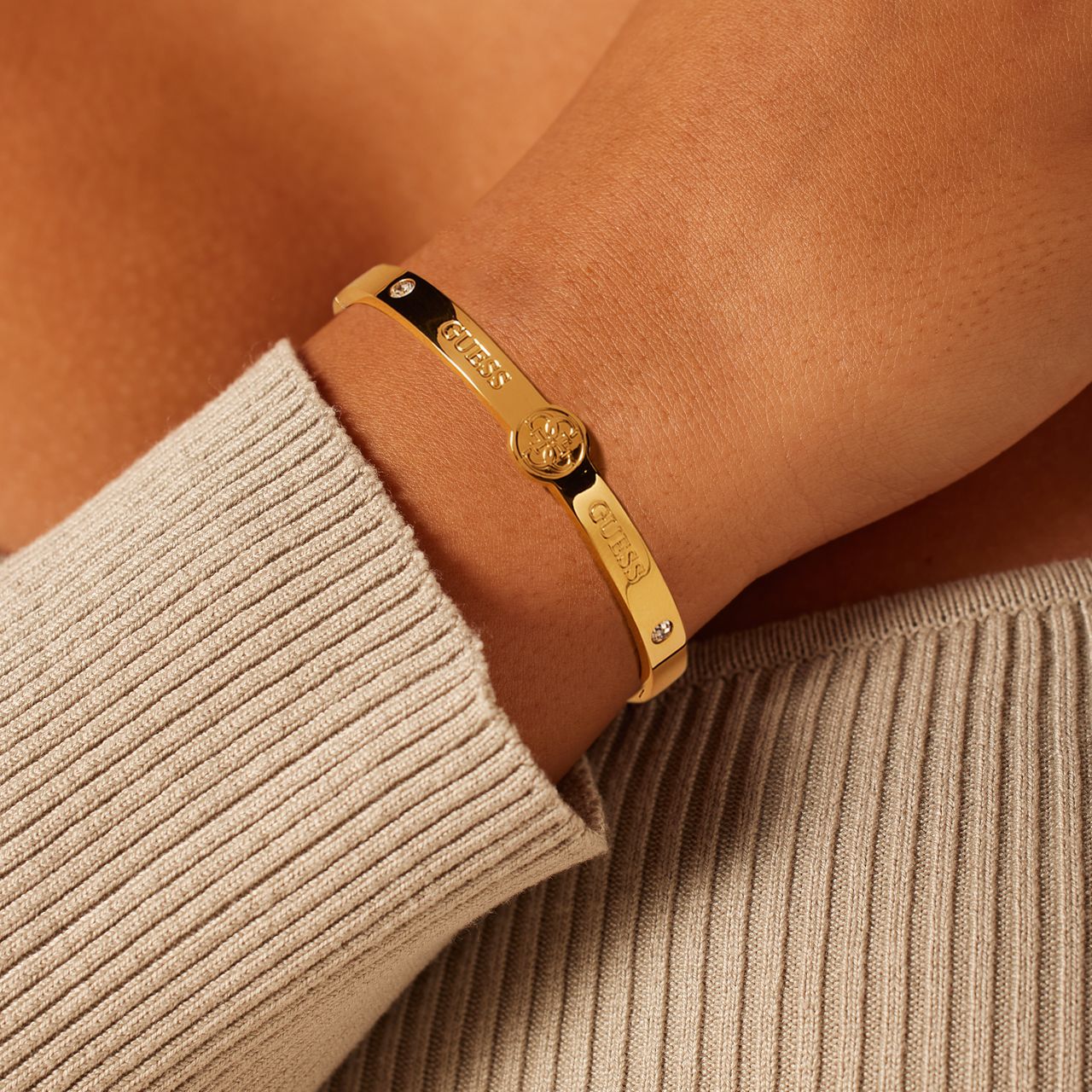 Guess stainless steel goldplated bangle met kristal voor dames