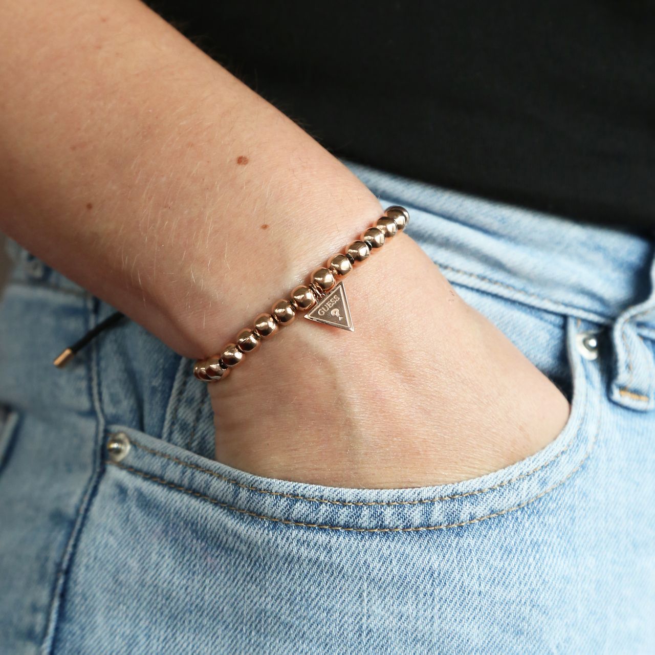 Guess stalen roséplated kralenarmband triangle voor dames