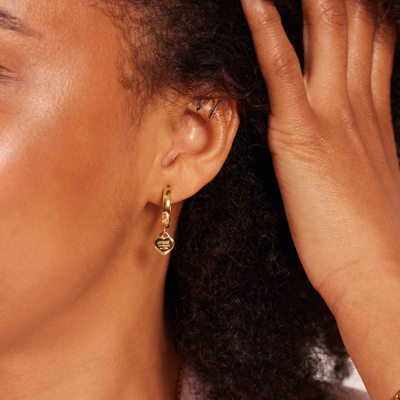 Guess stainless steel goldplated oorringen met hanger hart voor dames