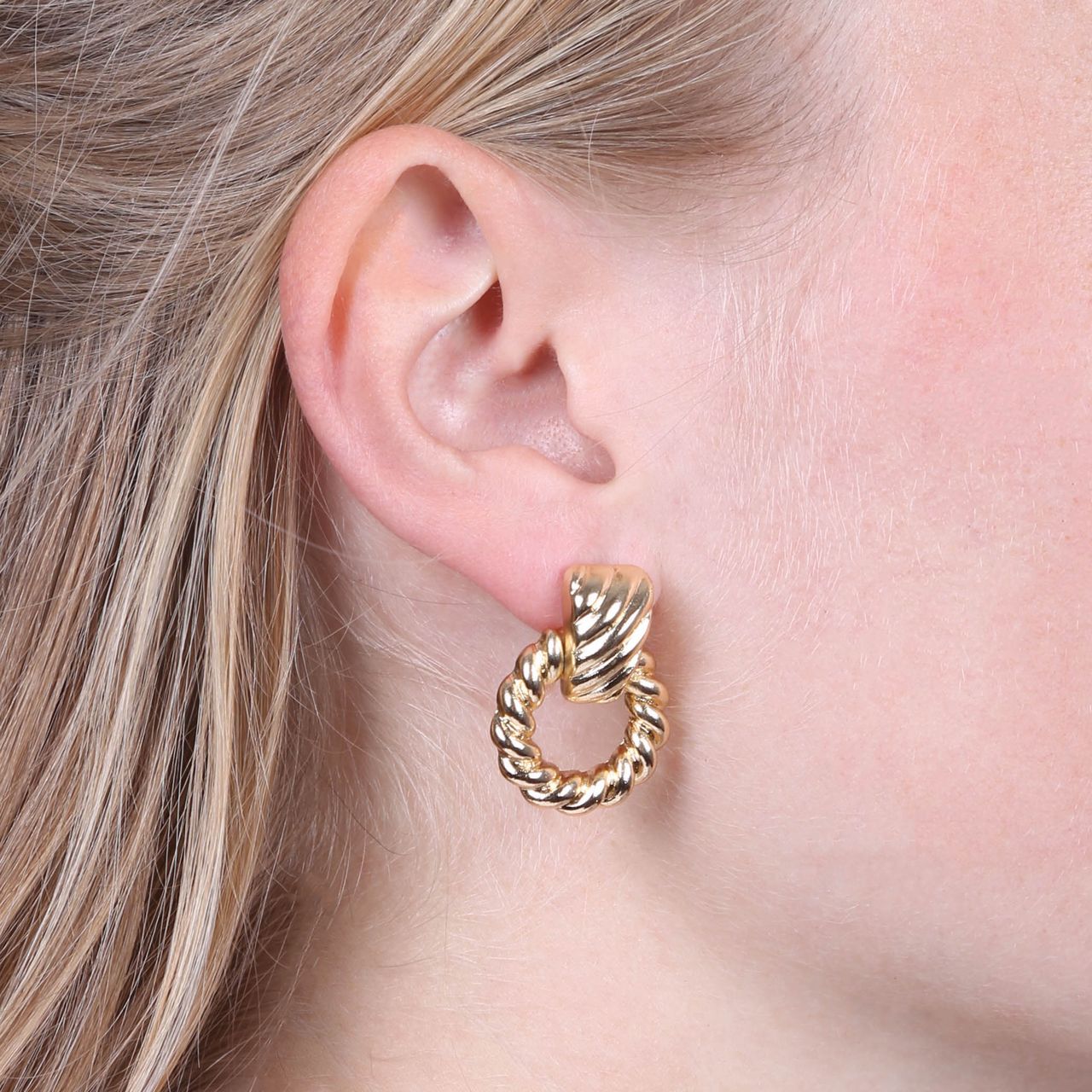 Goldfarbene Bijoux-Statement-Ohrringe