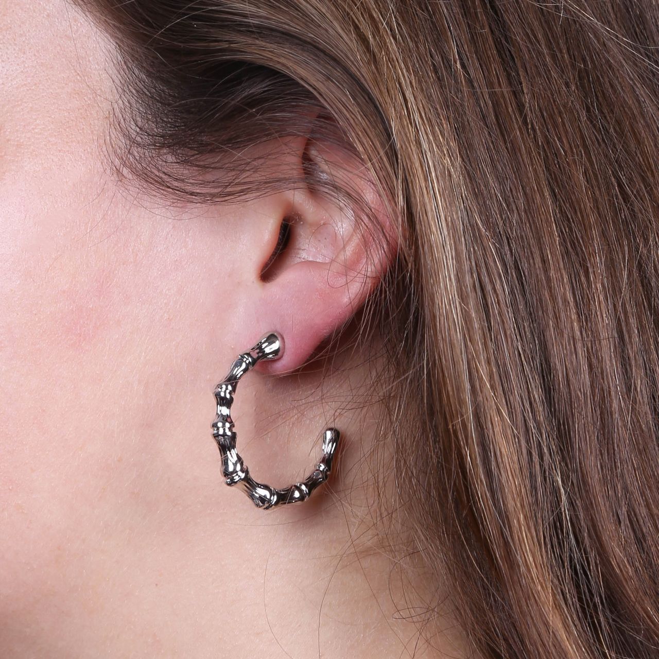 Zilverkleurige bijoux oorbellen bamboe