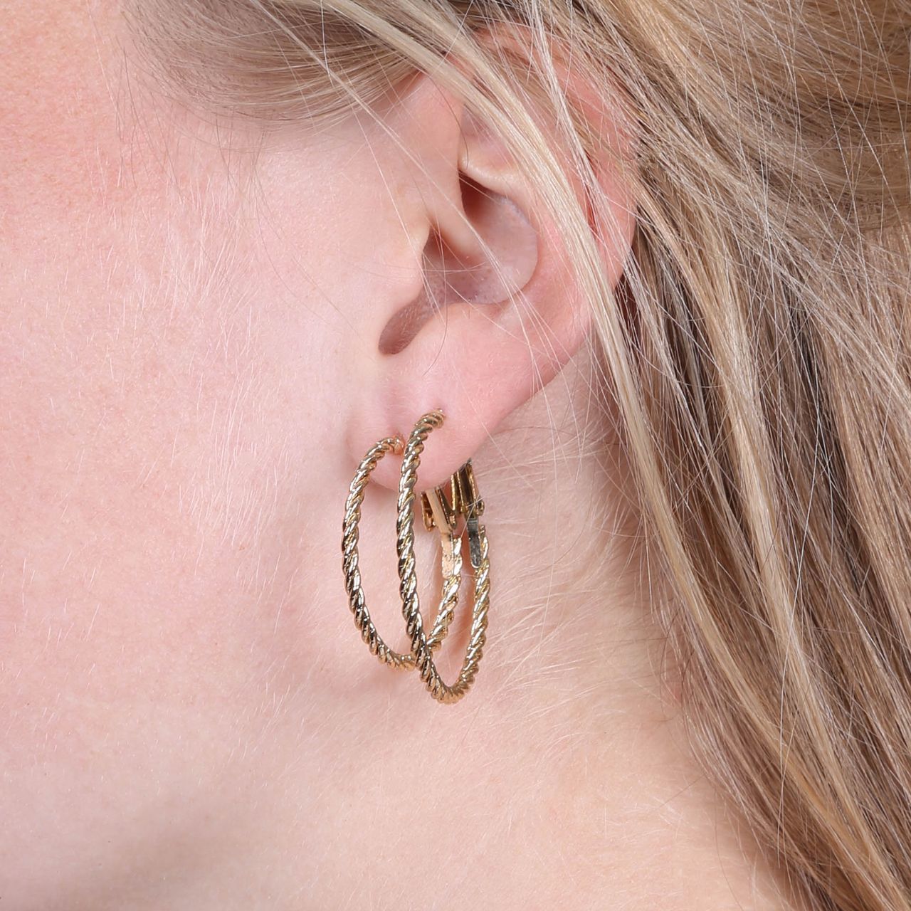 Goudkleurige set met bijoux oorringen