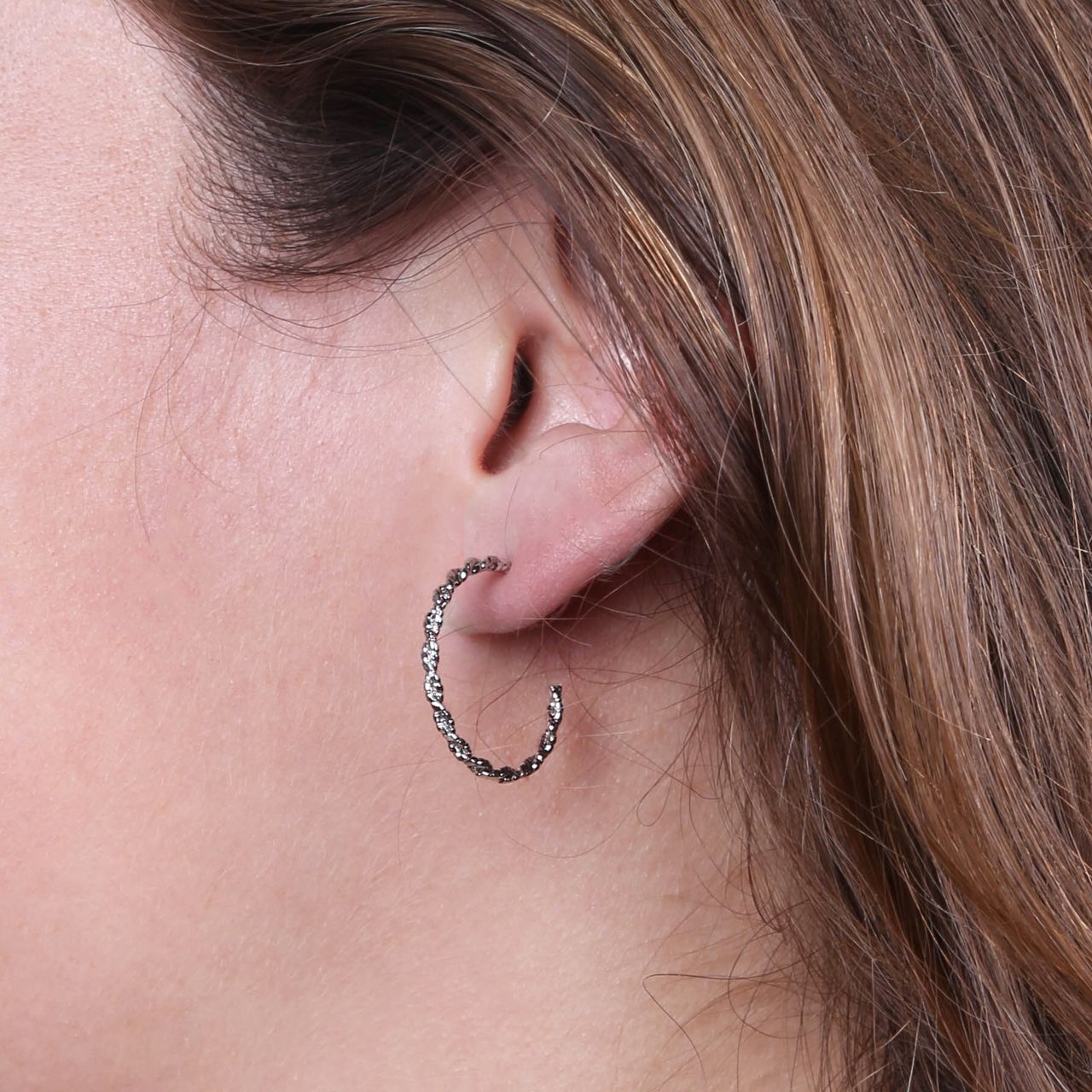 Bijoux zilverkleurige oorringen gedraaid voor dames