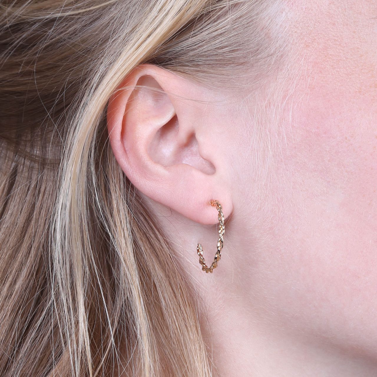 Bijoux goudkleurige oorringen gedraaid voor dames