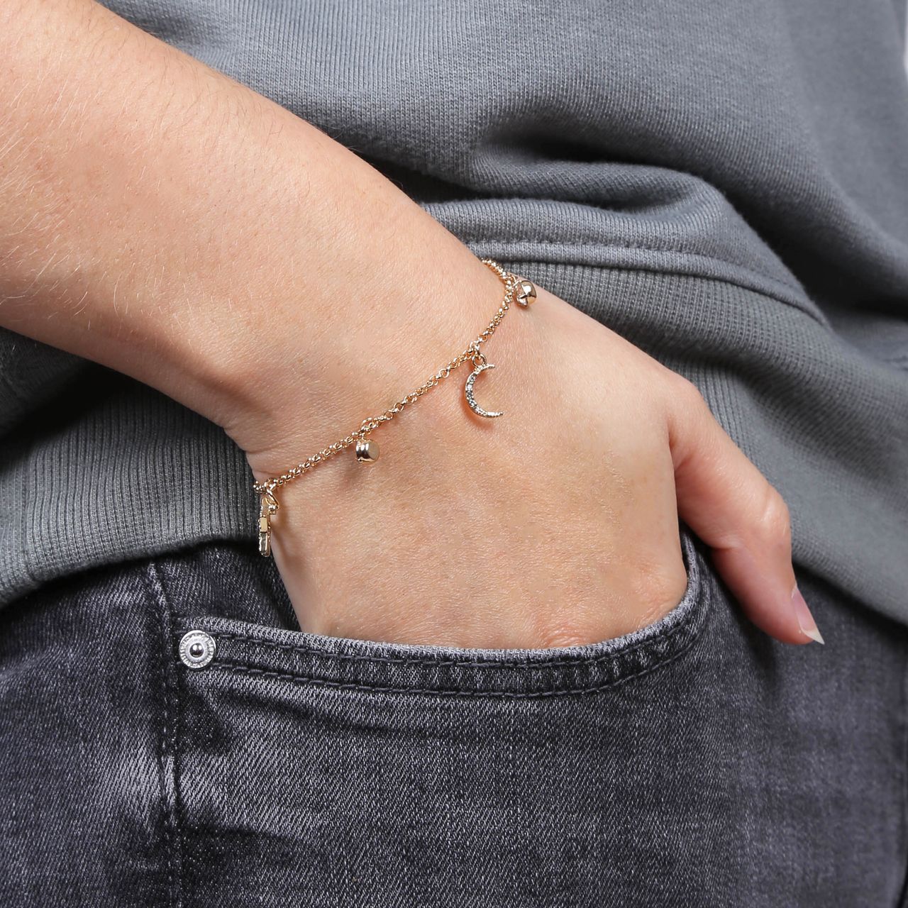 Goudkleurige byoux armband met bedeltjes