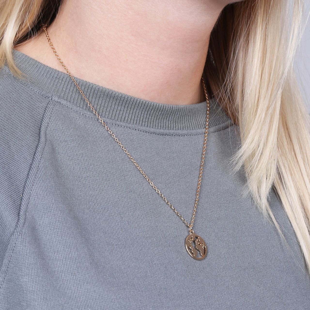 Goudkleurige byoux ketting met hanger wereldbol